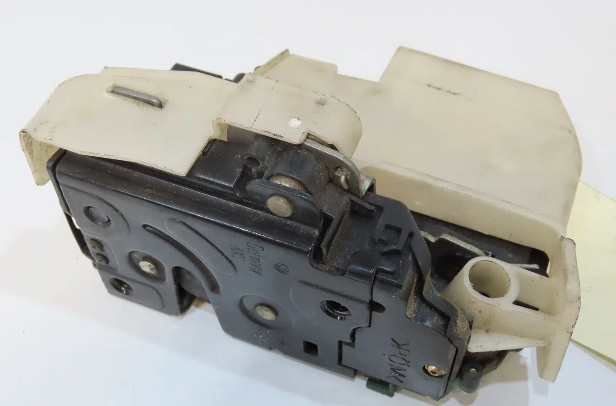 Serrure porte avg Volkswagen PASSAT B5 (3B2) 1.9 tdi (1996-2000) occasion