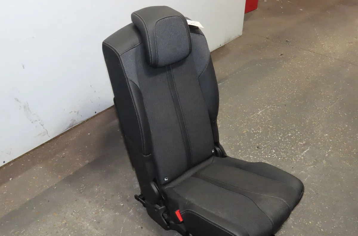 Siège arrière gauche Peugeot 5008 II (MC_, MJ_, MR_, M4_) 1.5 bluehdi 130 (mcyhzj, mcyhzr, mcyhzx) (2018) occasion