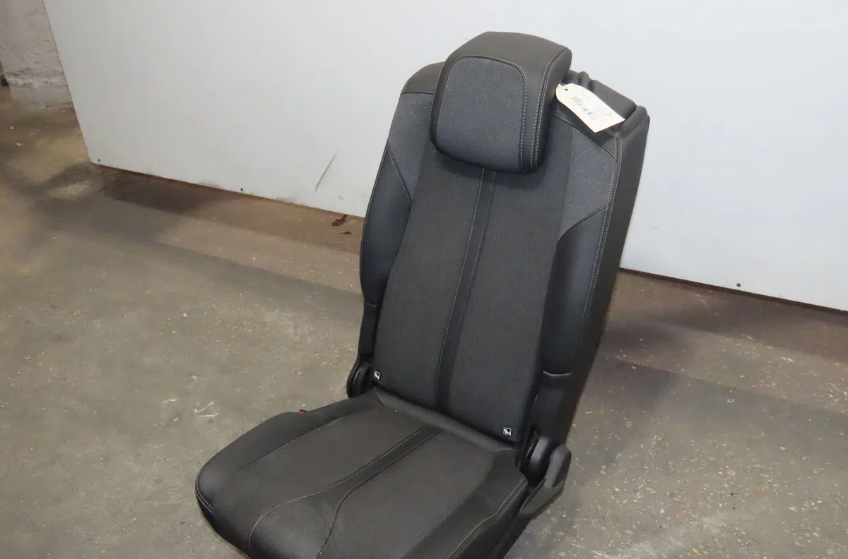 Siège arrière gauche Peugeot 5008 II (MC_, MJ_, MR_, M4_) 1.5 bluehdi 130 (mcyhzj, mcyhzr, mcyhzx) (2018) occasion