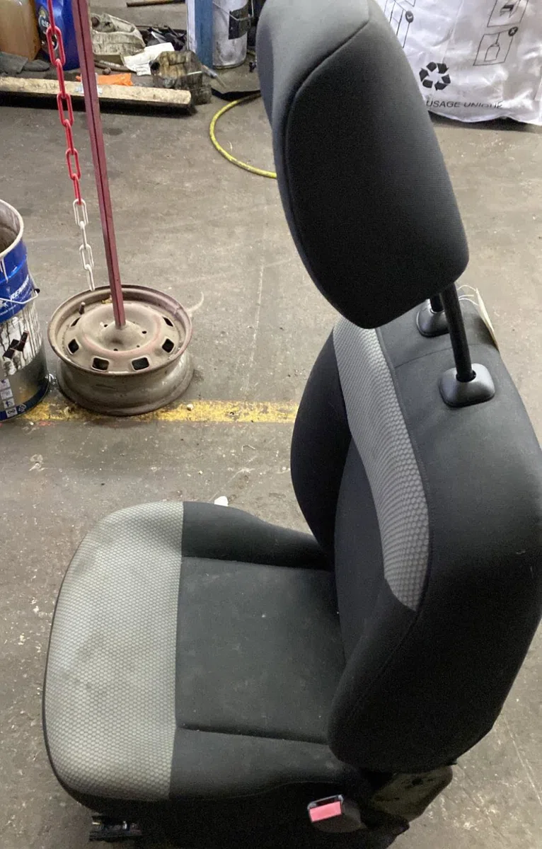 Siège avant droit Renault KANGOO Express (FW0-1_) 1.5 dci 90 (fw0g, fw05, fw08, fw11) (2009) 4 portes occasion