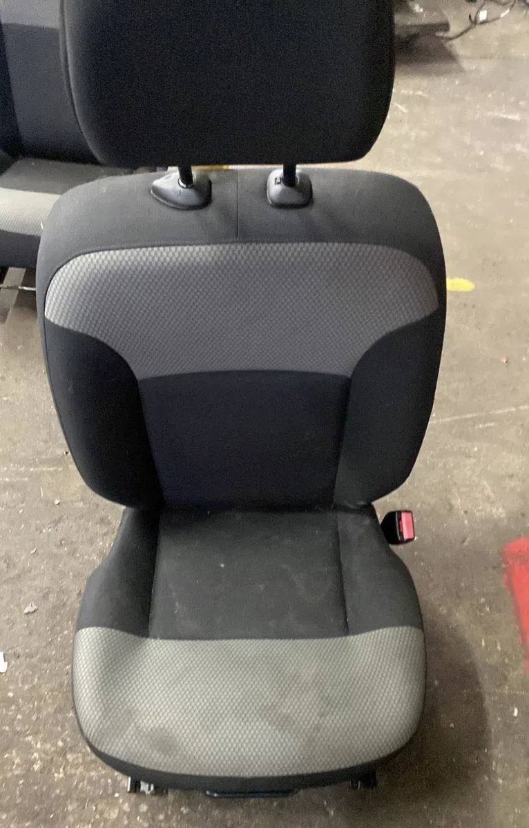 Siège avant droit Renault KANGOO Express (FW0-1_) 1.5 dci 90 (fw0g, fw05, fw08, fw11) (2009) 4 portes occasion