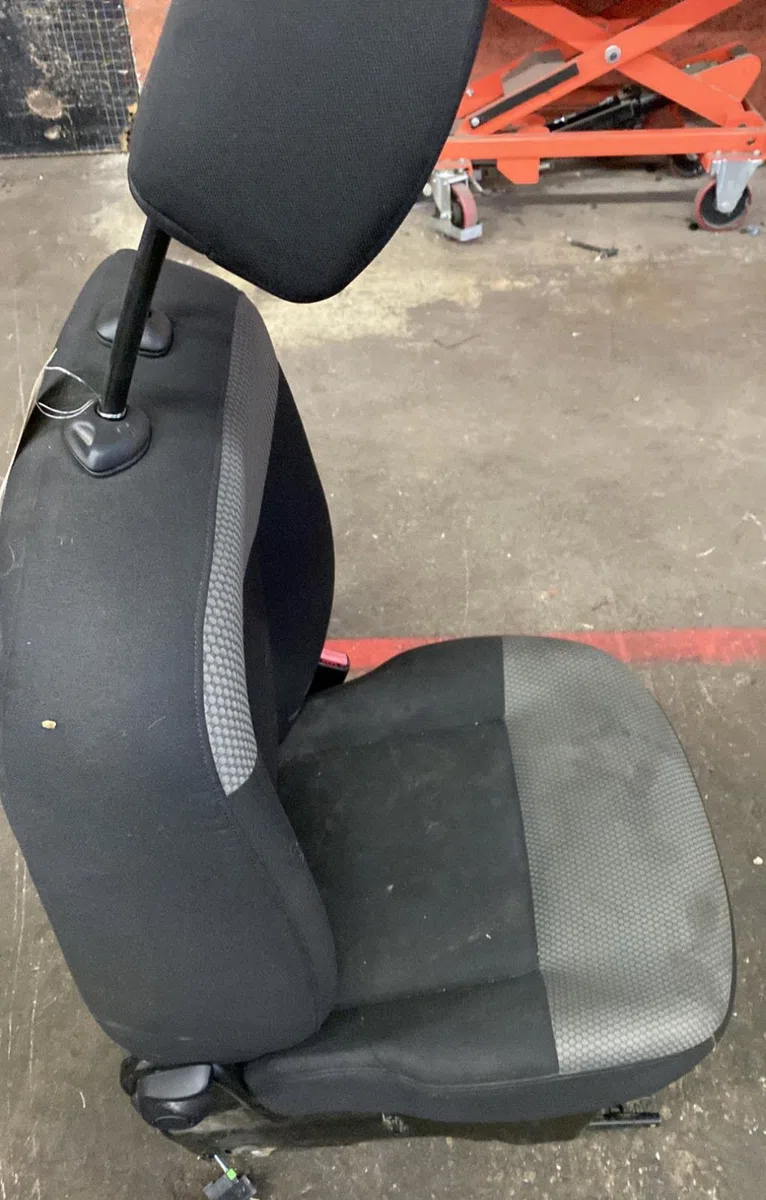 Siège avant droit Renault KANGOO Express (FW0-1_) 1.5 dci 90 (fw0g, fw05, fw08, fw11) (2009) 4 portes occasion