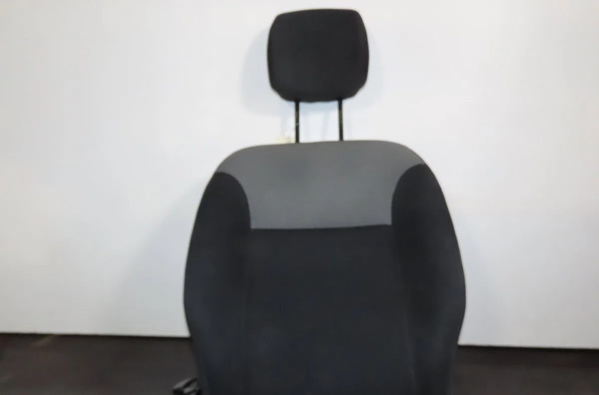 Siège avant droit Renault KANGOO Express (FW0-1_) 1.5 dci 90 (fw0g, fw05, fw08, fw11) (2009) 4 portes occasion