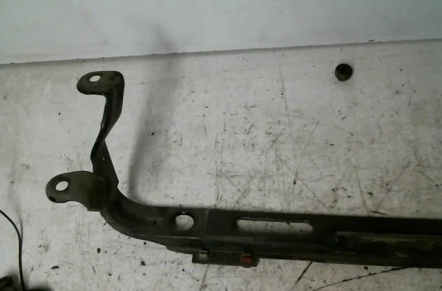 Traverse inférieure armature avant Ford FOCUS II A trois volumes (DB_, FCH, DH) 2.0 tdci (2005-2012) occasion