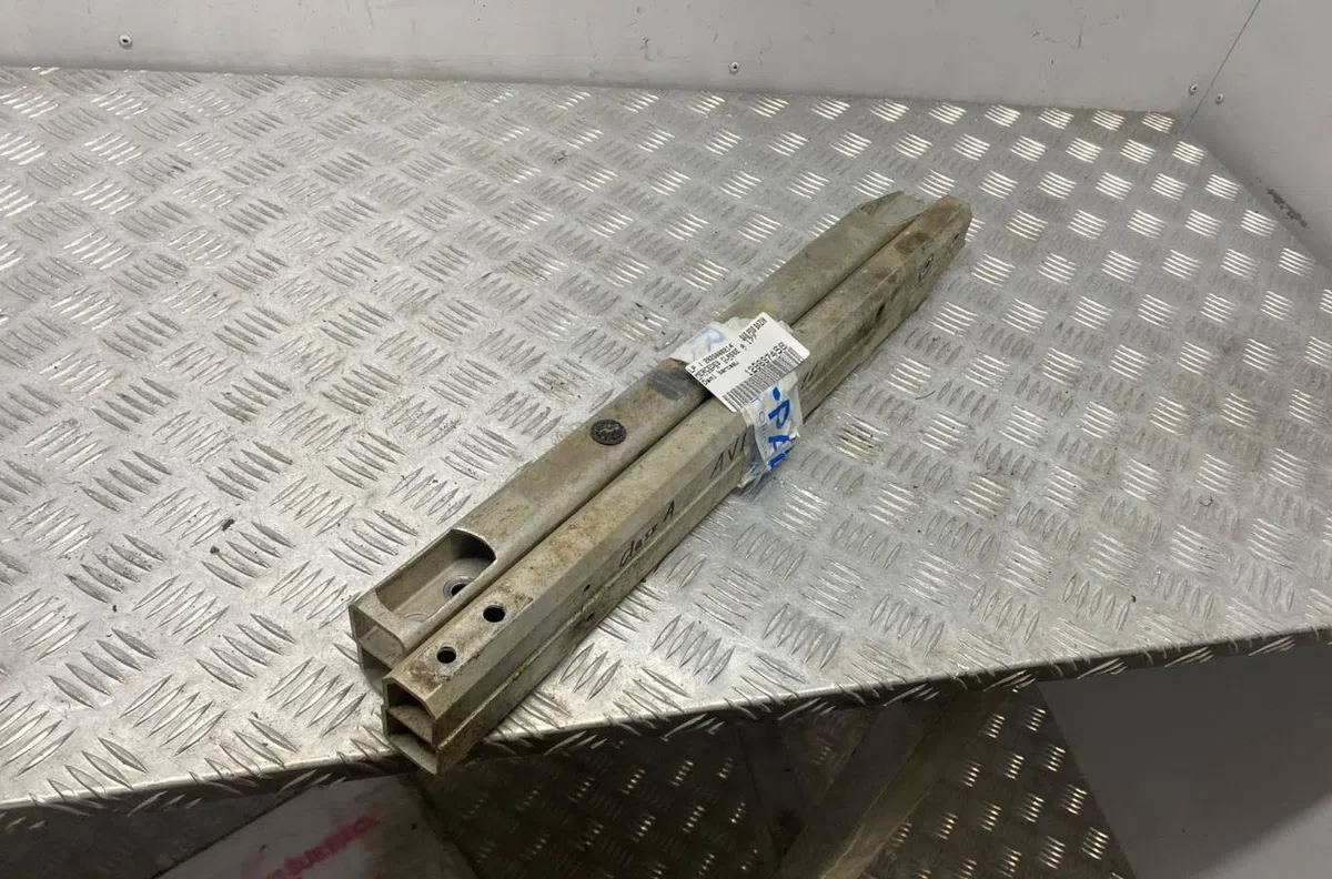 Traverse inférieure armature avant MERCEDES CLASSE A 177 PHASE 2 occasion