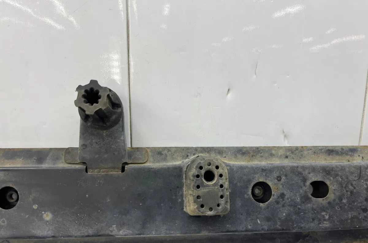 Traverse inférieure armature avant RENAULT CLIO 3 PHASE 2 occasion
