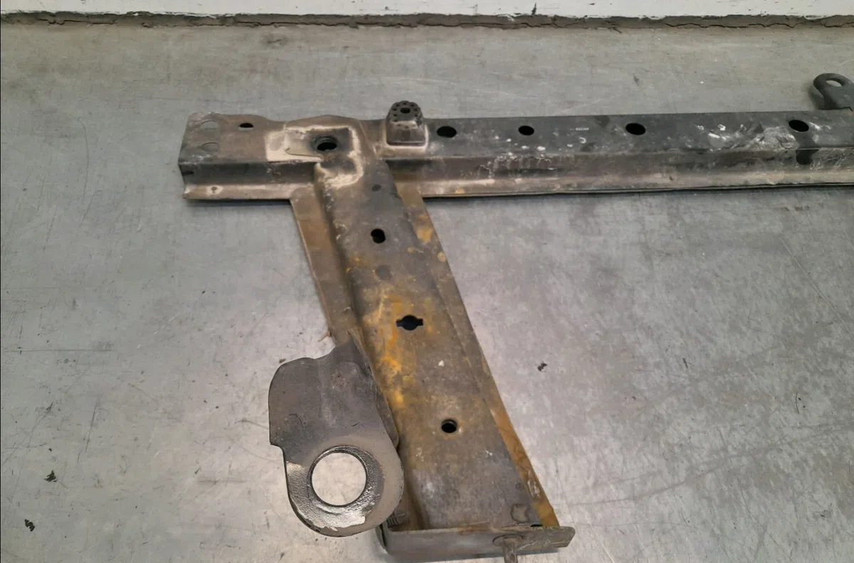 Traverse inférieure armature avant Renault CLIO III (BR0-1, CR0-1) 1.2 16v (br0r, br1d, br1l, cr0r) (2005-2014) occasion