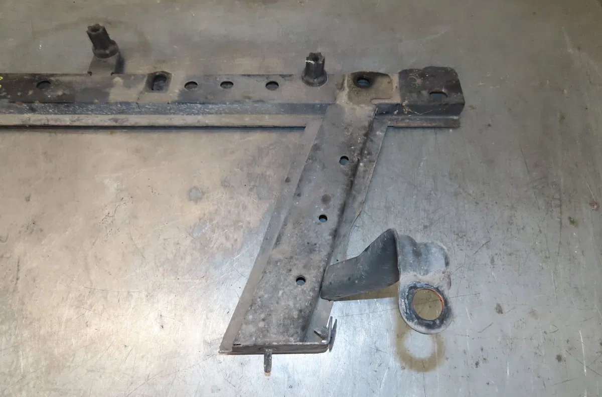 Traverse inférieure armature avant Renault CLIO III (BR0-1, CR0-1) 1.5 dci (br0h, cr0h, cr1s, br1s) (2005-2014) 3 portes