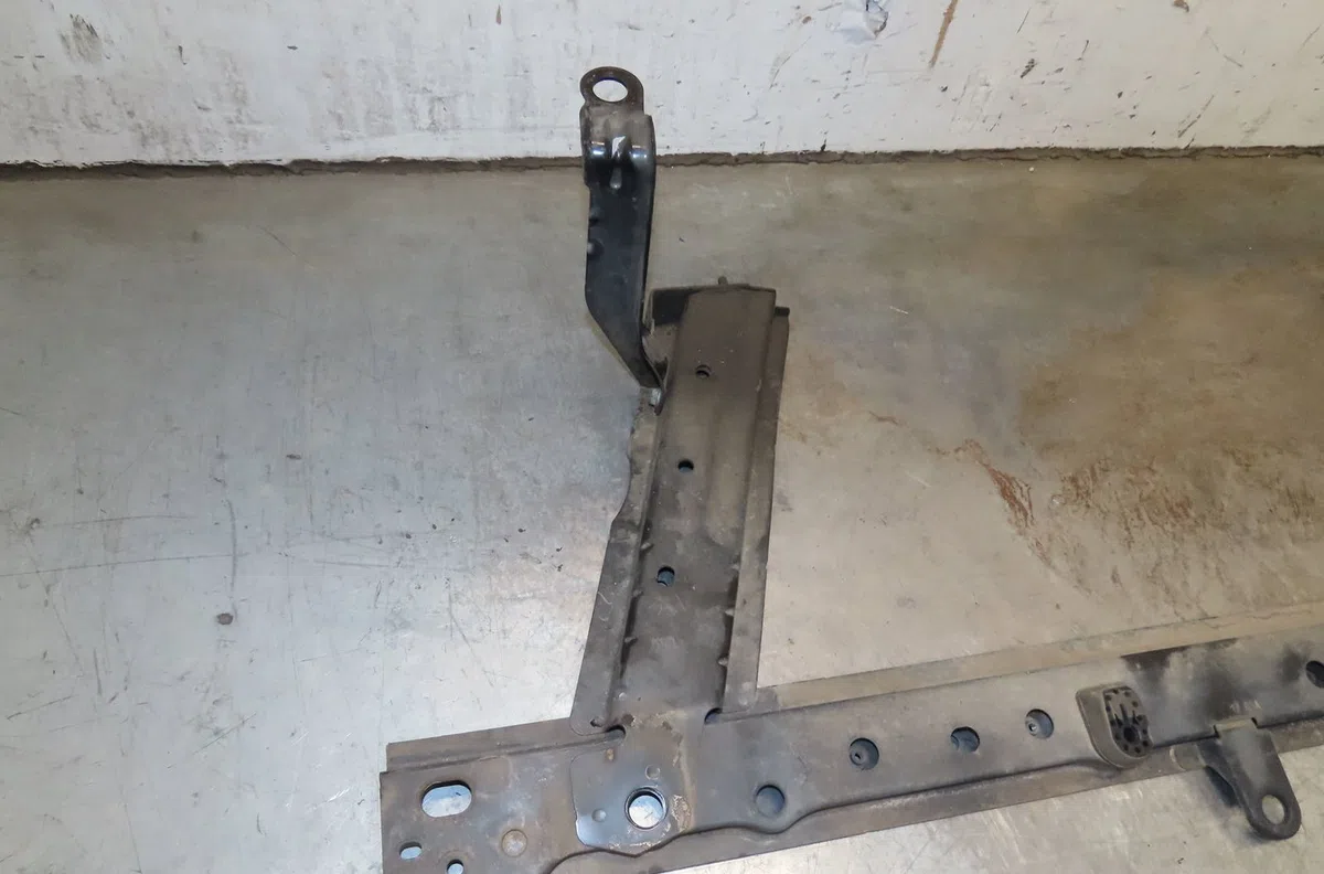 Traverse inférieure armature avant Renault CLIO III (BR0-1, CR0-1) 1.6 16v (br05, br0b, br0y, br15, br1j, br1m, br1y, cr