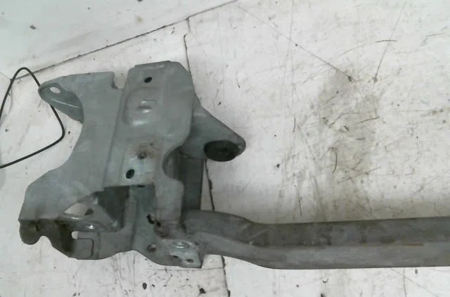 Traverse inférieure armature avant Renault LAGUNA II (BG0-1_) 2.0 dci (bg14, bg1s) (2006-2007) occasion