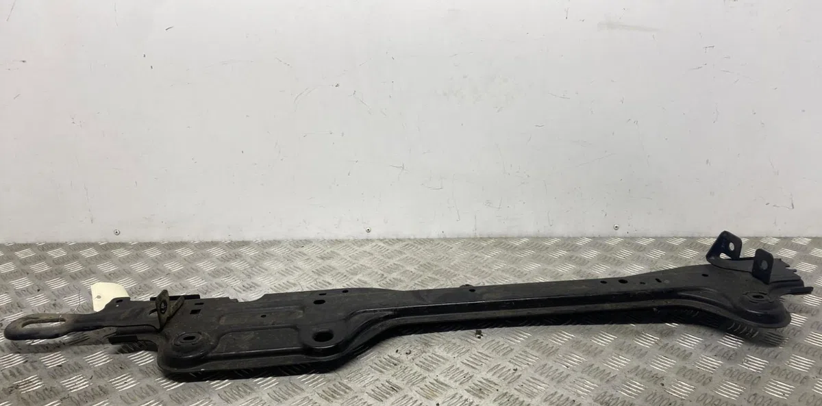 Traverse inférieure armature avant RENAULT MEGANE 4 PHASE 1 occasion
