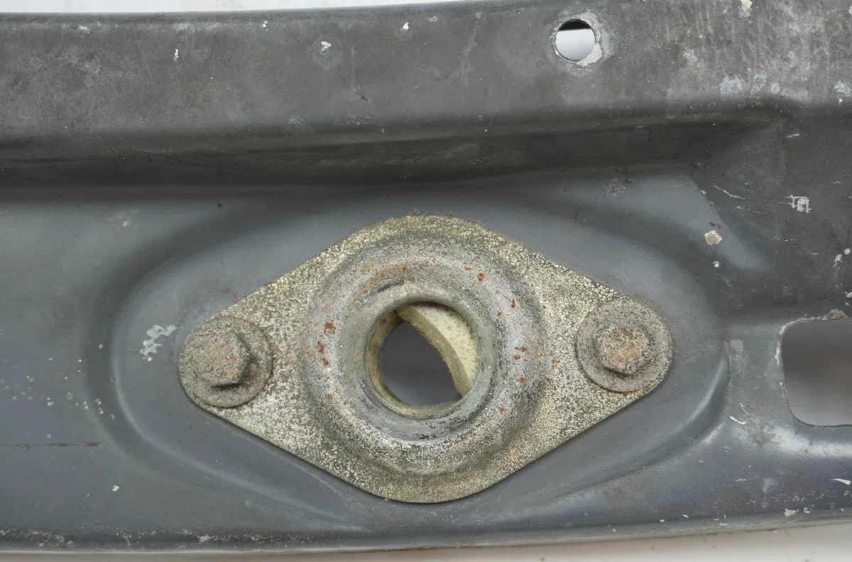 Traverse supérieure armature avant Peugeot 205 II (20A-C) 1.7 diesel (1987-1998) occasion