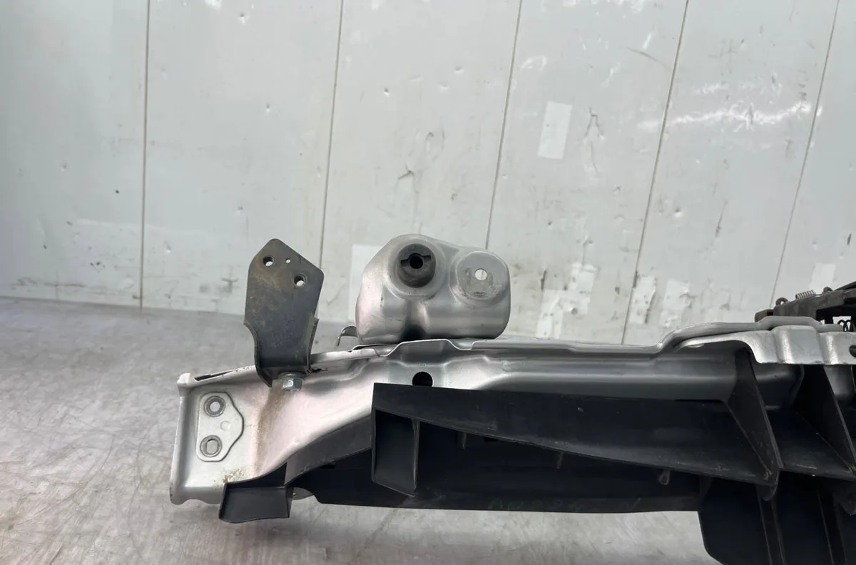 Traverse supérieure armature avant TOYOTA YARIS 2 PHASE 1 occasion