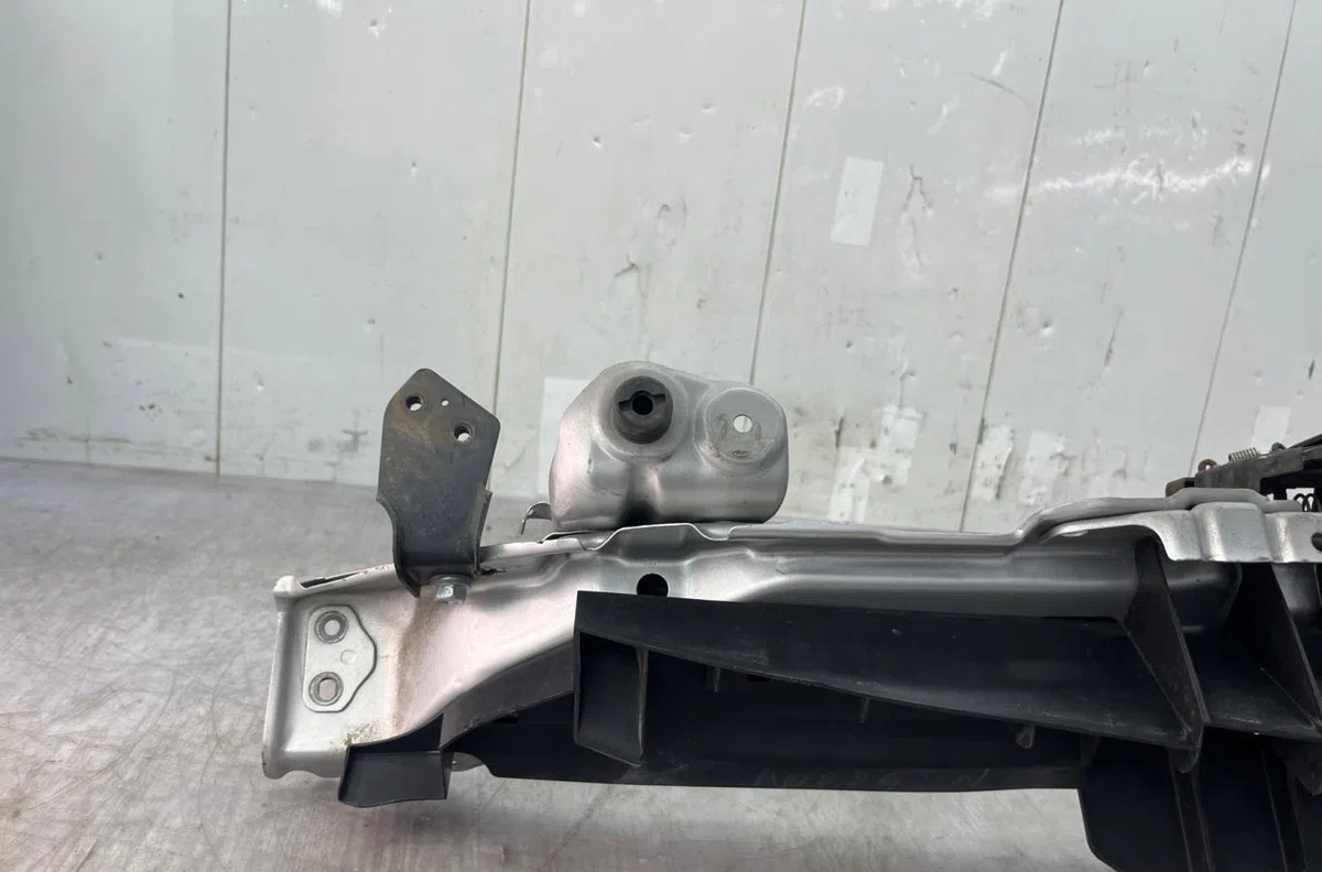 Traverse supérieure armature avant TOYOTA YARIS 2 PHASE 1 occasion