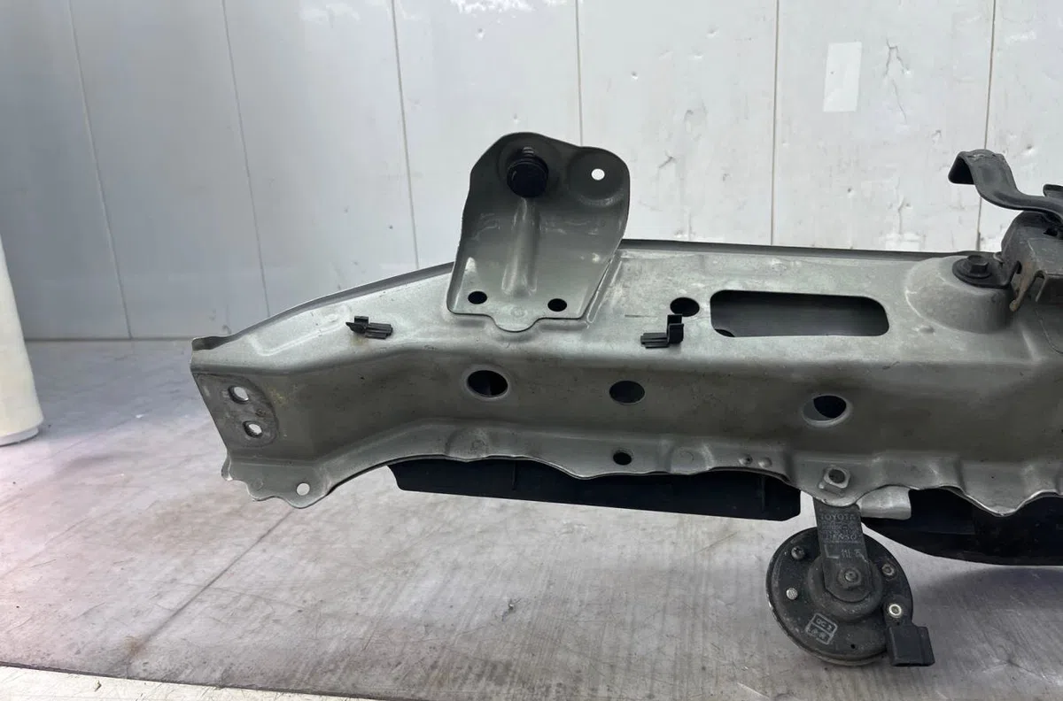 Traverse supérieure armature avant TOYOTA YARIS 2 PHASE 1 occasion