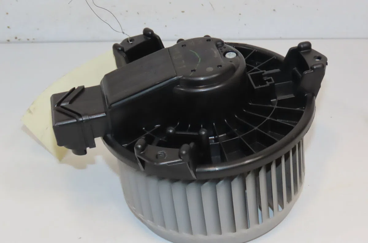 Ventilateur de chauffage Toyota YARIS (_P13_) 1.3 (nsp130_) (2011) occasion