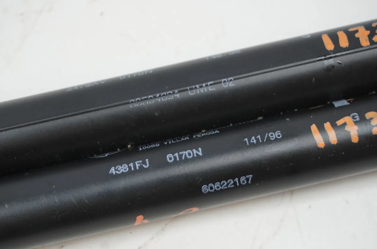 Verin droit coffre arrière Alfa romeo SPIDER (916_) 2.0 t.spark 16v (916s2c00) (1995-2005) occasion