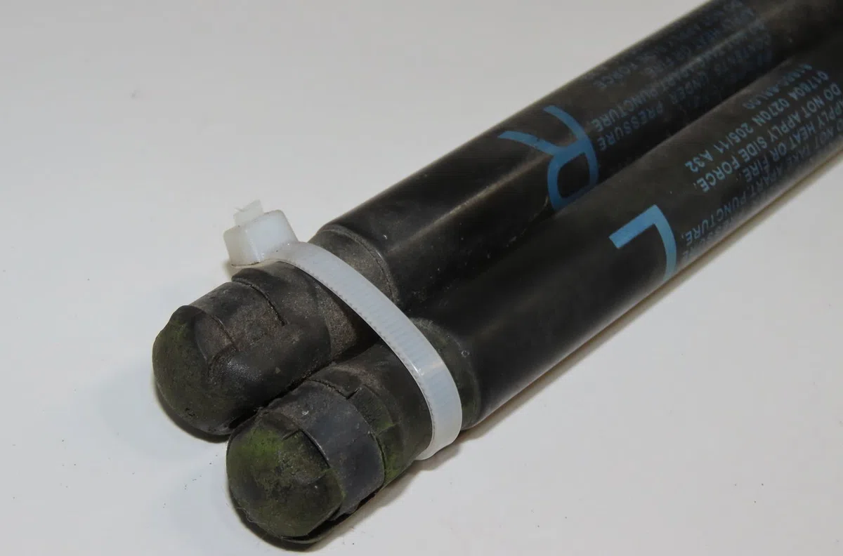 Verin droit hayon Suzuki SWIFT IV (FZ, NZ) 1.3 ddis (azg 413d) (2010) 3 portes occasion