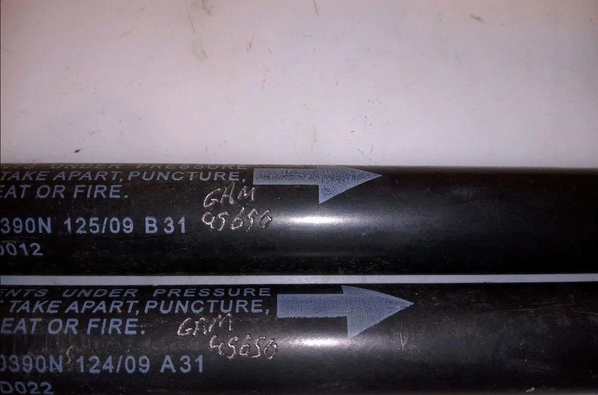 Verin droit hayon Toyota YARIS (_P9_) 1.0 vvt-i (ksp90_) (2005-2011) 5 portes occasion