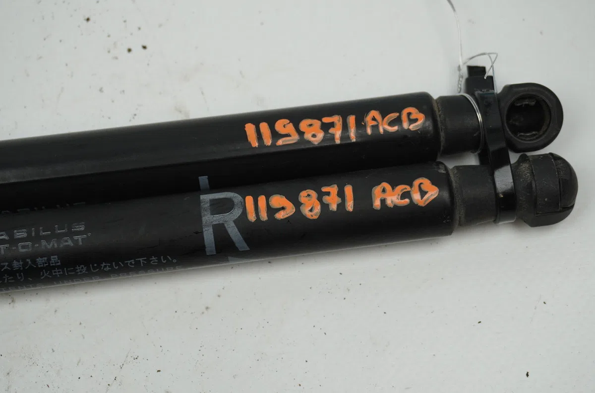 Verin droit hayon Toyota YARIS (_P9_) 1.4 d-4d (nlp90_) (2005-2012) occasion