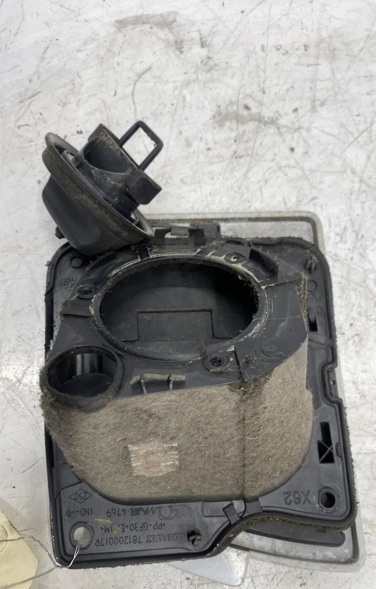 Volet de trappe carburant Renault MASTER III Camionnette (FV) 2.3 dci 100 fwd (fv0a, fv0b, fv0g, fv0k, fv0h) (2010) occa